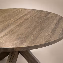 Kulör Dark oak. Runt matbord i ek med 1-3 illäggsskivor.