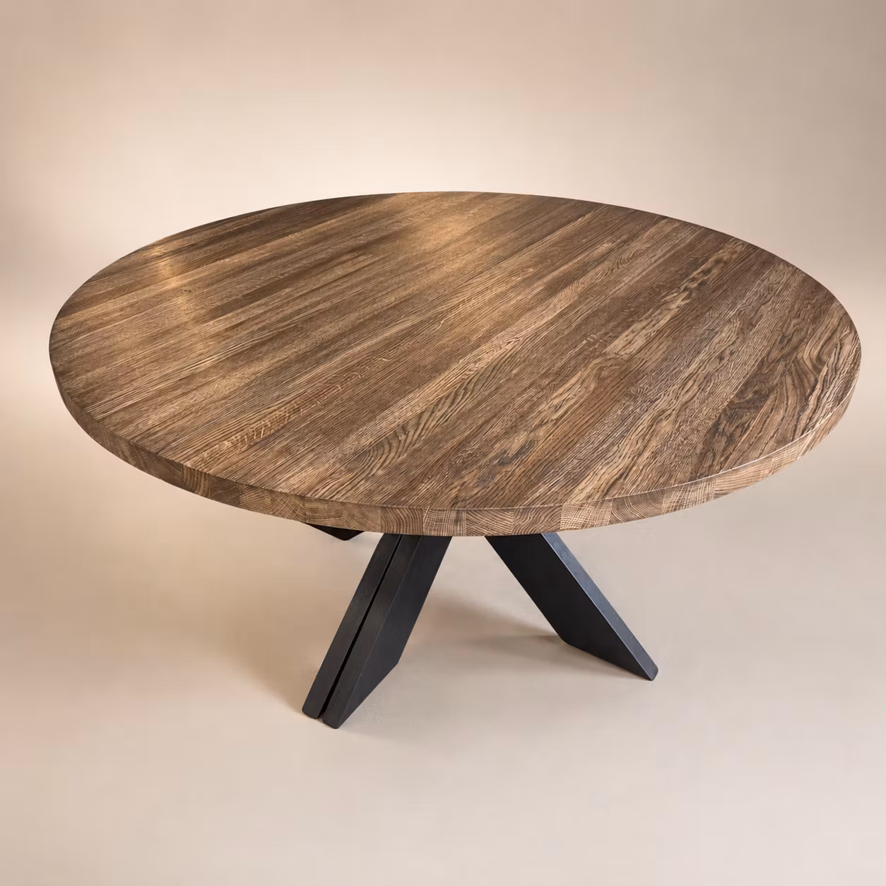 Kulör Dark oak. Runt matbord i ek med 1-3 illäggsskivor.