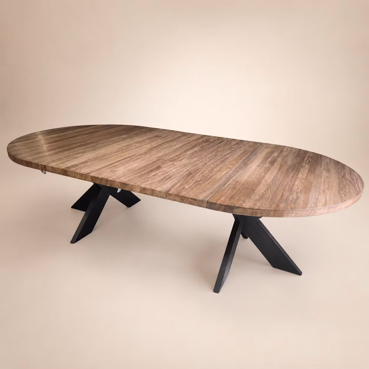 Kulör Dark oak. Runt matbord i ek med 1-3 illäggsskivor.