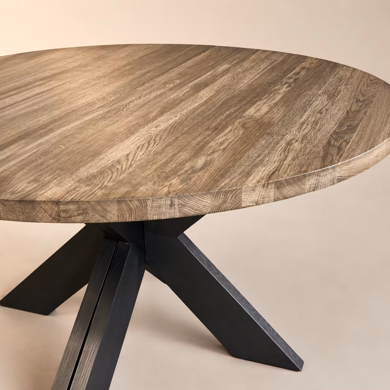 Kulör Dark oak. Runt matbord i ek med 1-3 illäggsskivor.