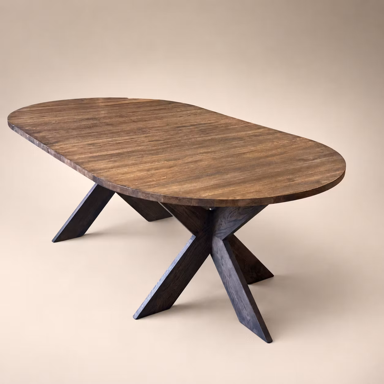 Kulör Dark oak. Runt matbord i ek med 1-3 illäggsskivor.