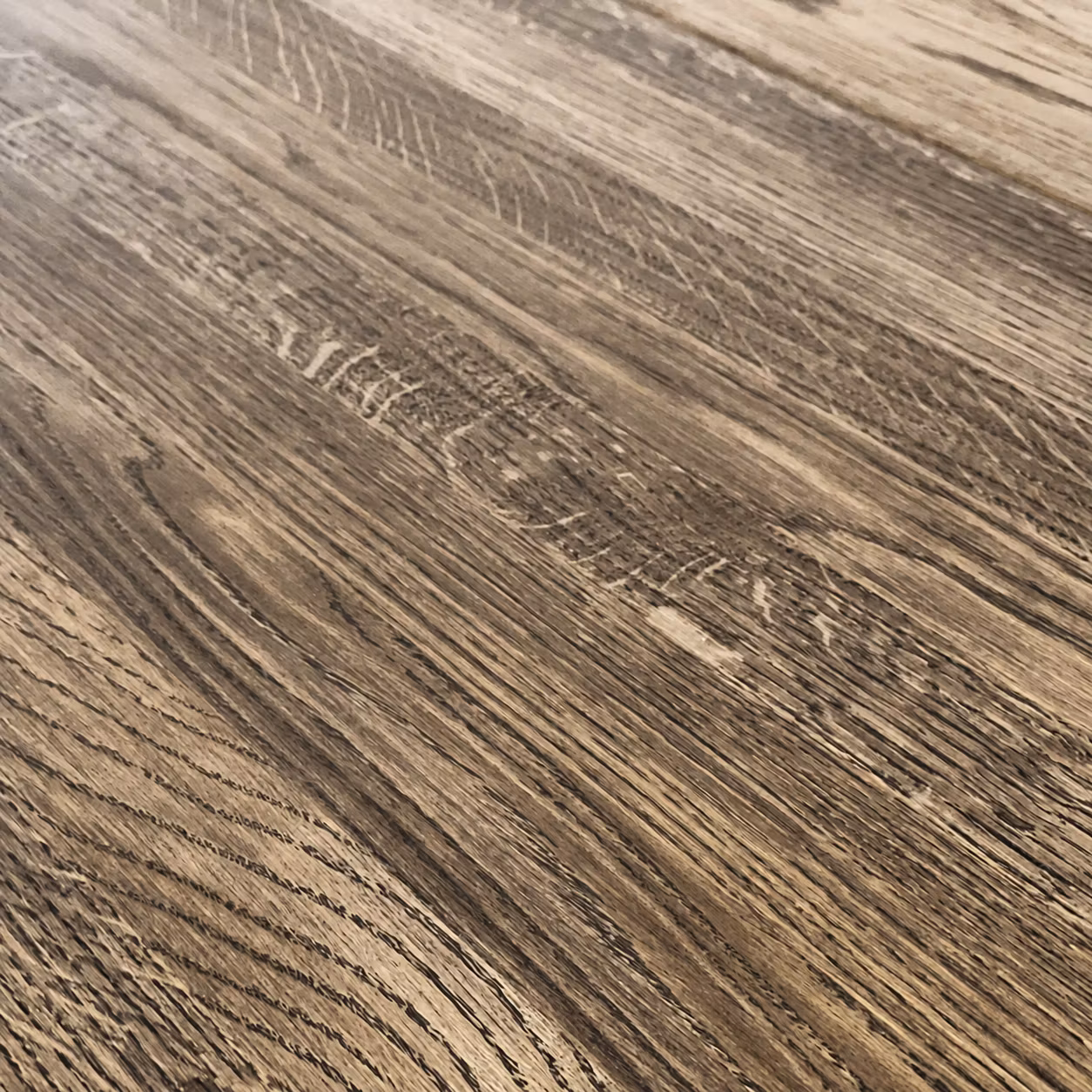 Kulör Dark oak. Runt matbord i ek med 1-3 illäggsskivor.