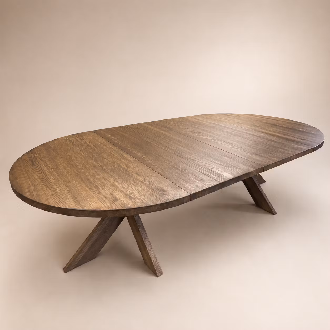 Kulör Dark oak. Runt matbord i ek med 1-3 illäggsskivor.