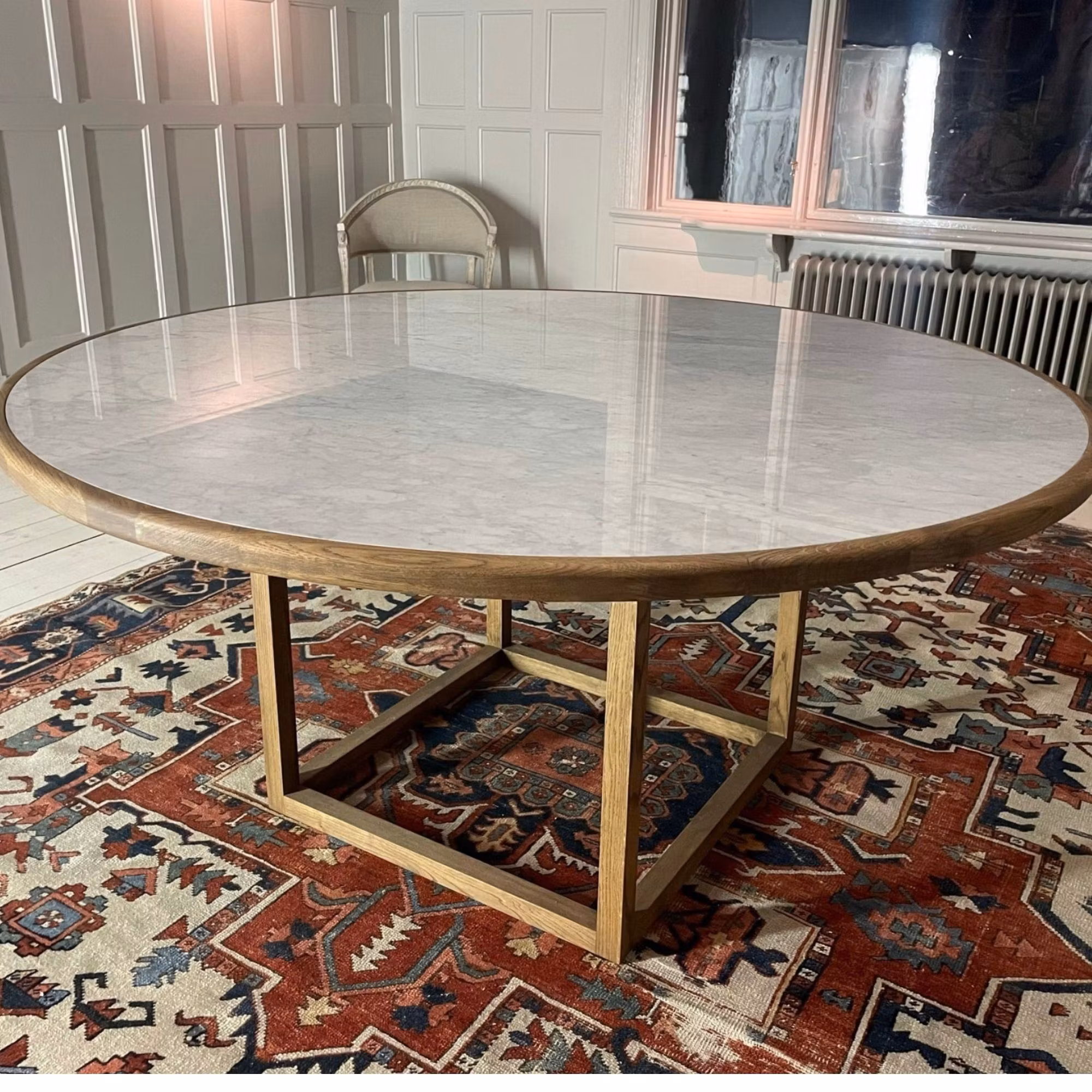 Runt matbord i Carrara och ek