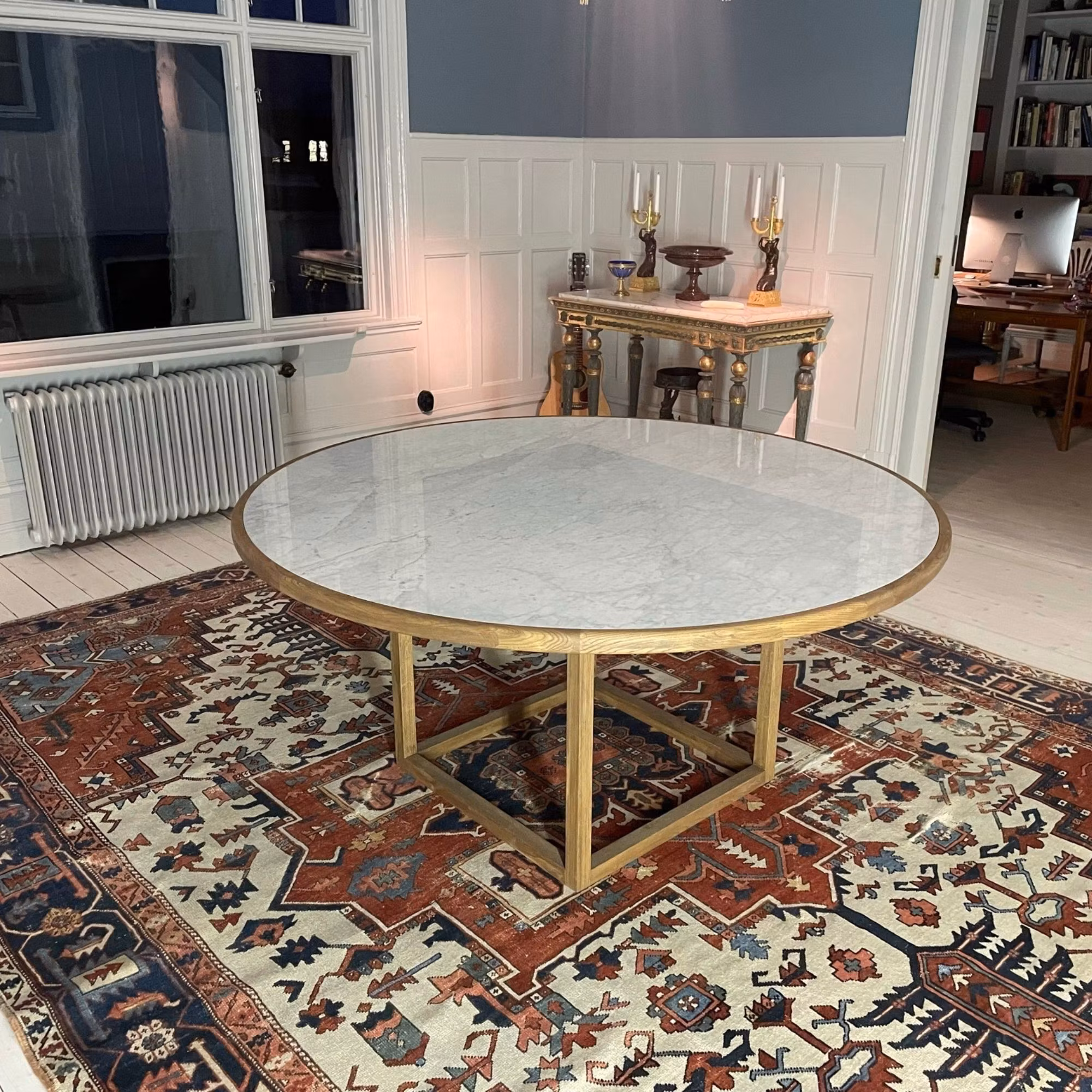 Runt matbord i Carrara och ek