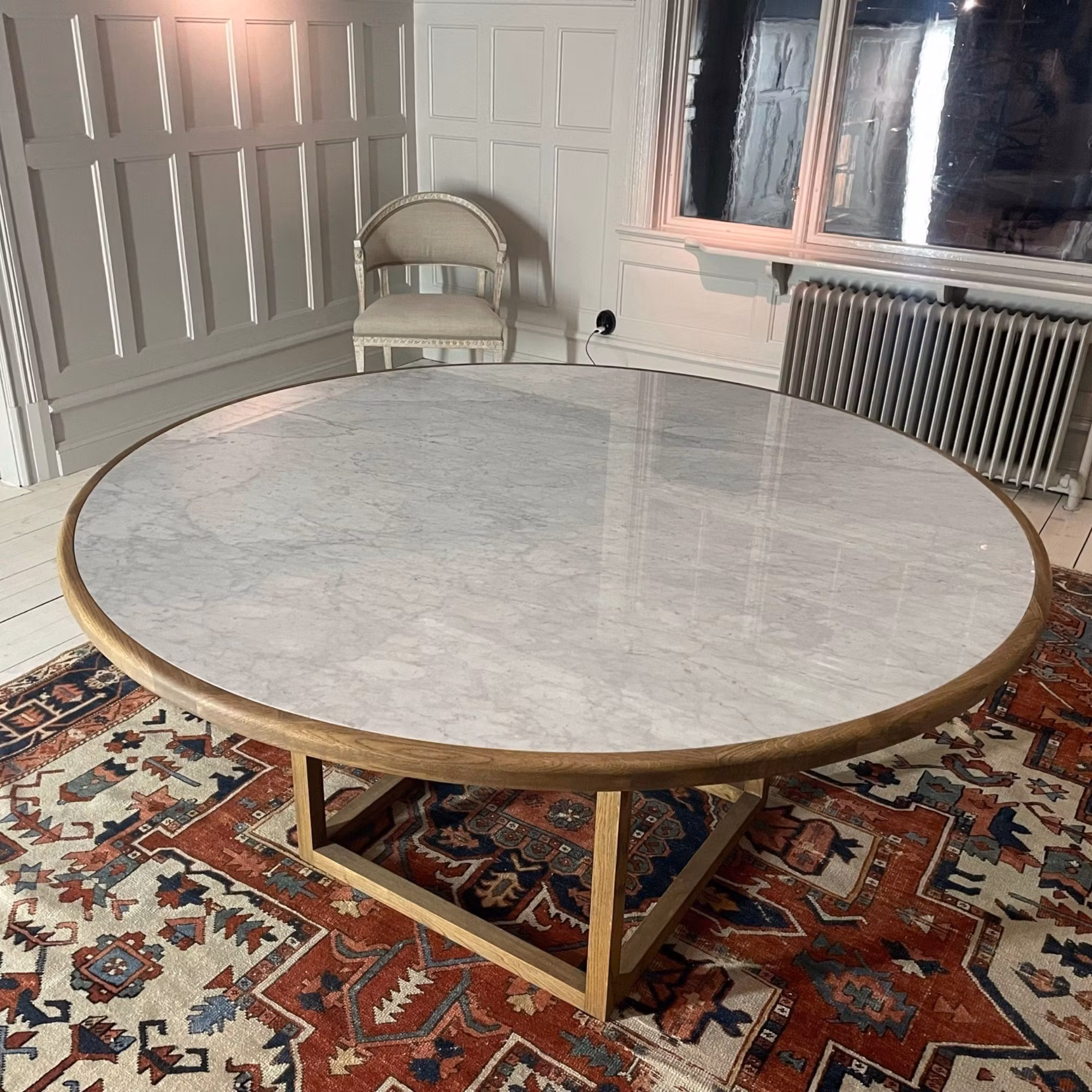 Runt matbord i Carrara och ek