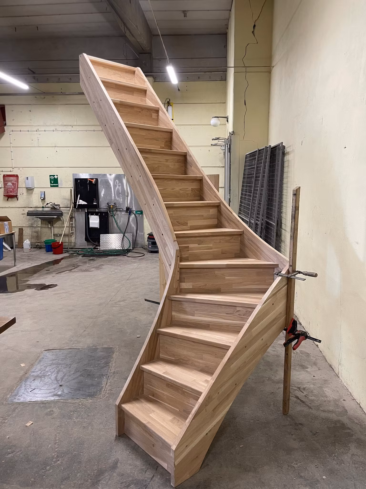 Trappor till loft (fingerskaravd ek)