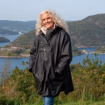 Regnponcho i svart fra Rosenvinge