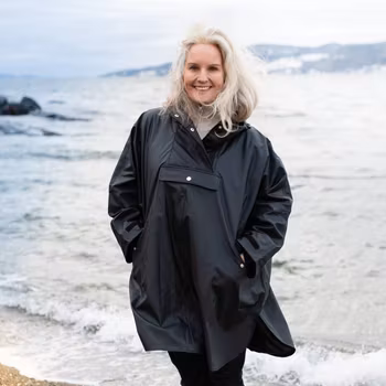 Regnponcho i svart fra Rosenvinge