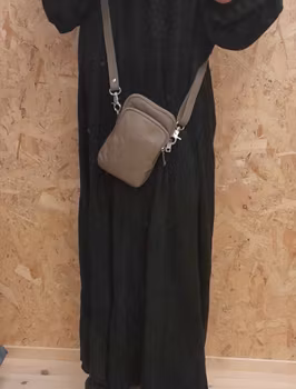 Mobilveske i skinn - Taupe fra Kvitfjell Handbags