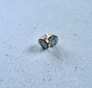 Runde studs med marmor motiv