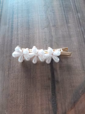 Hårspenne med perleblomster
