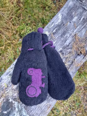Blå ullvotter med for og traktormotiv