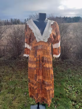 Blondekjole i oransje