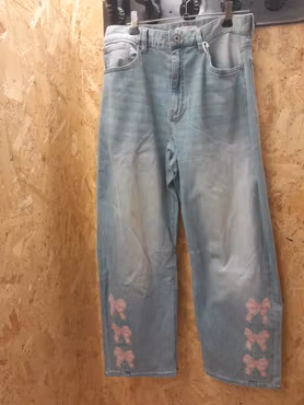 Lys blå jeans med rosa sløyfer