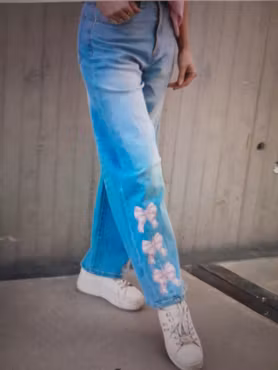 Lys blå jeans med rosa sløyfer