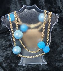 Halsband med guldkedja  (EJ ÄKTA)och turkosa/blå pärlor