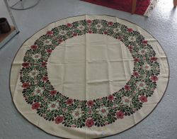 Almedahls rund duk med blommor 150 cm