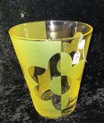 Vas med gula blommor i glas