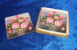 coster 6 st blommor i en korg