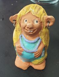 Keramik troll gravid trollkvinna med blått halsband