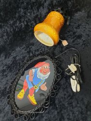 Vägglampa i smide med gul glas skärm och Disney dvärg