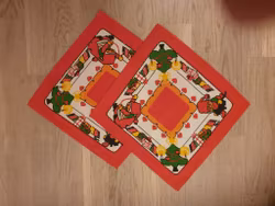 Juldukar 2 stycken tomtemor ,tomtefar, granar och klappar