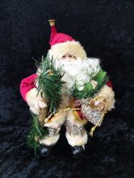 Tomte med silvriga byxor och glittrig rödrock