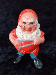 Äldre keramik tomte som håller i en såg 17 cm