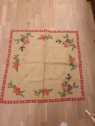 Julgrans matta i jute broderade tomtar 90x90 cm