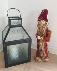 Skogstomte i röd jute med repskägg