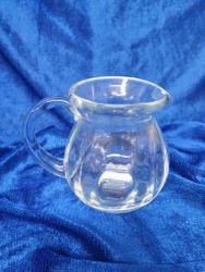 Munblåst liten kanna i glas