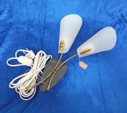 Vägglampa med vita plastskärmar från 1940/1950 talet