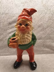 Äldre tomte som har handen i fickan 27 cm