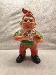 Äldre tomte i keramik som håller i en pipa 25 cm