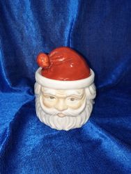 Skål med lock tomte där man lyfter på luvan