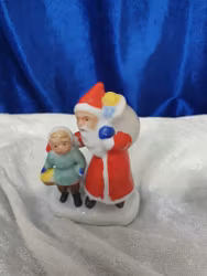 Äldre liten tomte med säck