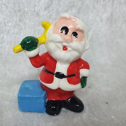 Porslins tomte äldre med yxa