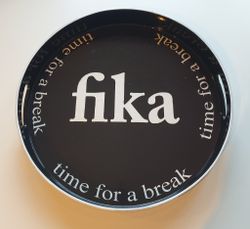 Modern bricka svart med text Fika