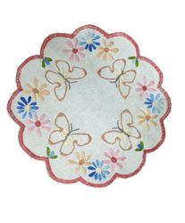 Duk med hand broderade fjärilar