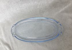 Litet glasfat/bricka i blått pressat glas (finns flera)