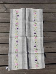 Vävd duk grå/beige duk med broderade blommor.