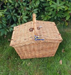 Stor picknickkorg med tillhörande saker