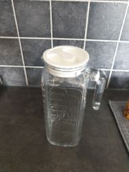 Kanna i glas har plastlock