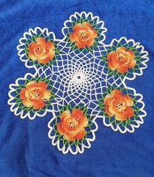 Virkad duk med tredimensionella orange blommor