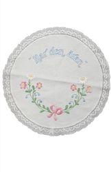 Rund broderad duk med knypplad spets