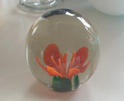 Brevpress retro i glas orange blomma. I fint skick.
