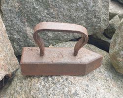 Rostigt antikt strykjärn