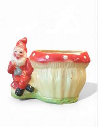 Äldre julkruka med tomte sittande vid en svamp
