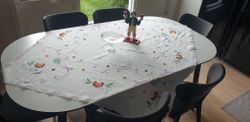 Stor duk i linne broderade blommor lila orange med virkad spets tunt 135x135 cm
